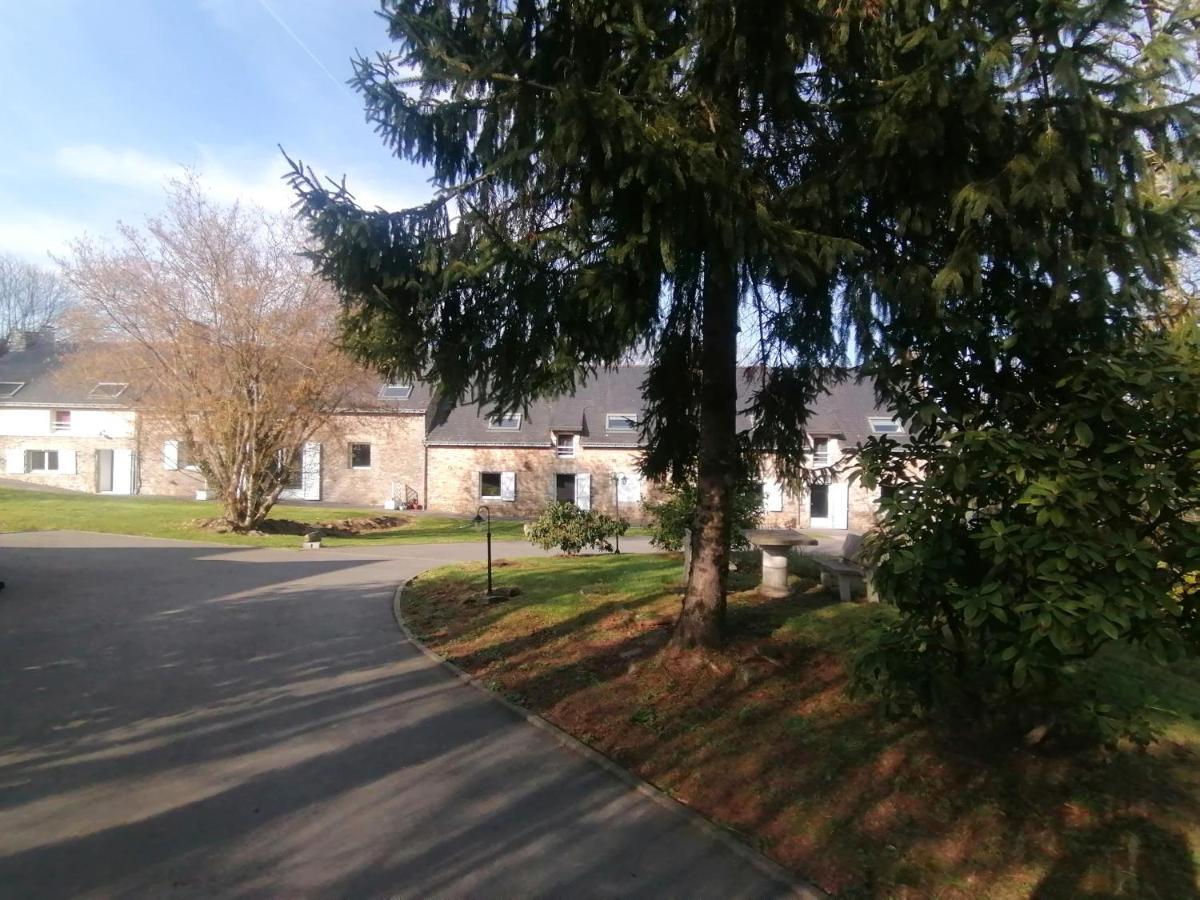 Les Gites De L'Etang De La Foret Brandivy Exterior photo
